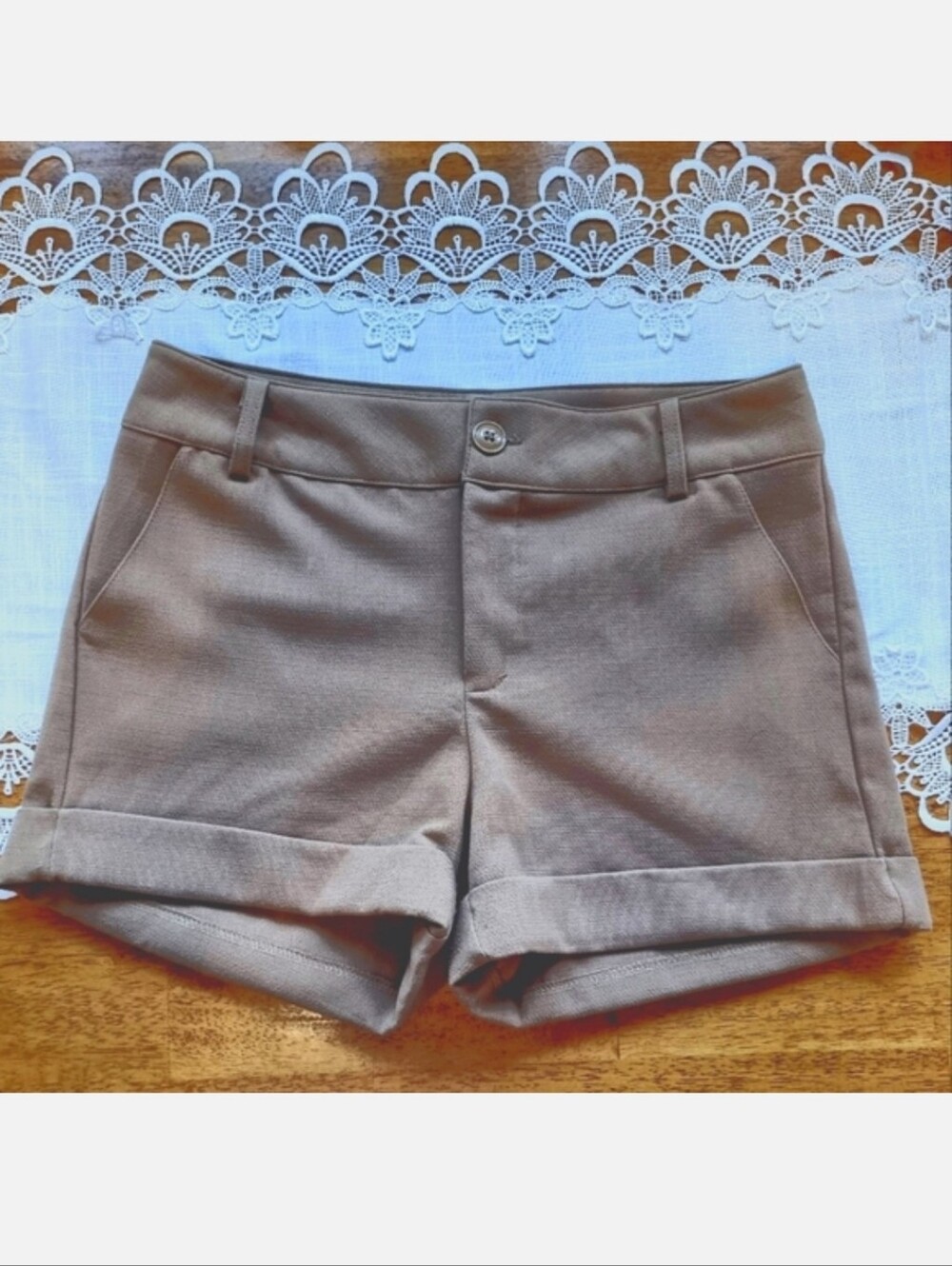 Tobi Cuffed Mid-Rise Tailored Shorts in Taupe Brown Size M